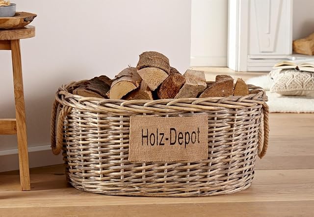 Ein grau kalkgebeizter Weidenkorb mit Jutefutter, sechzig Zentimeter lang und achtundzwanzig hoch