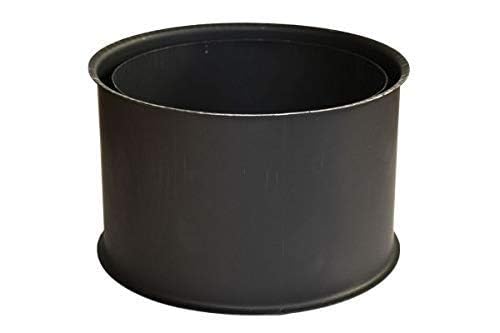 Ein schwarzes doppelwandiges Ofenrohr-Wandfutter von 180 Millimetern in zwei Millimeter Stahl