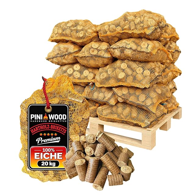 Eine Palette von 500 kg mit fünfundzwanzig Netzsäcken zu 20 kg runder Eichenbriketts von 55 mm